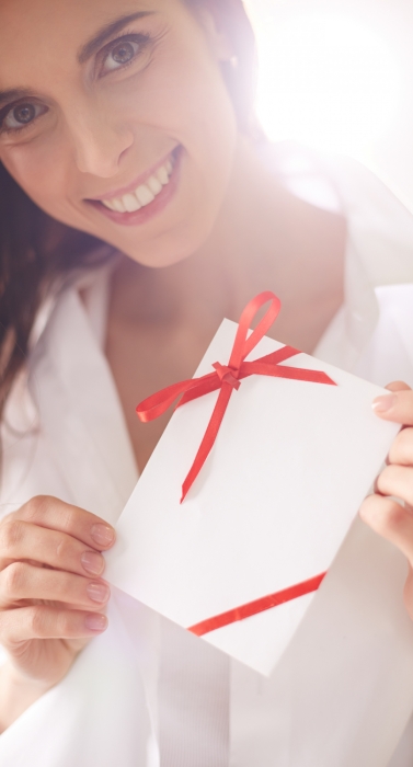 hands-close-up-femme-tenant-carte